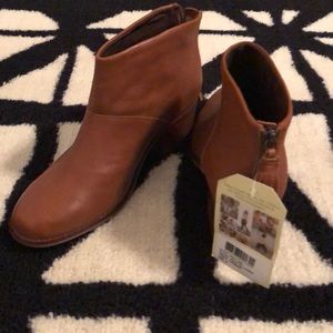 Toms Leila Bootie In Tan Leather